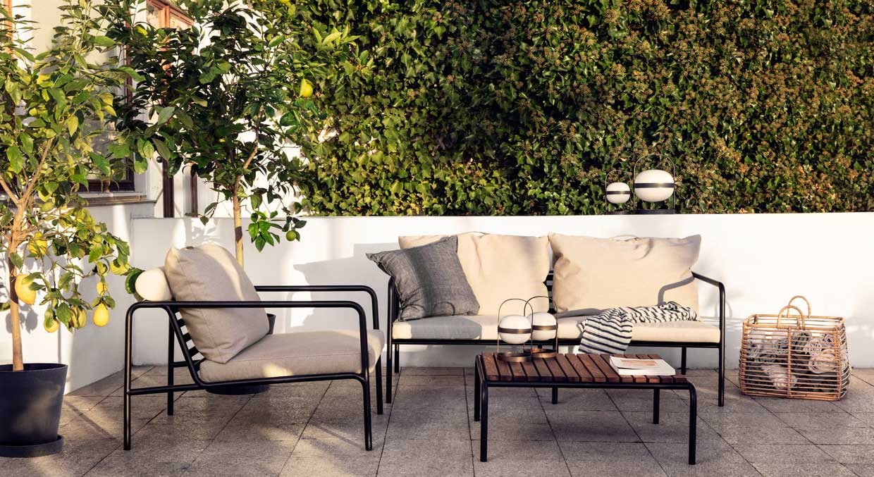 Terrasse mit einem Avon Lounge Sofa set von Houe in Abenddämmerung