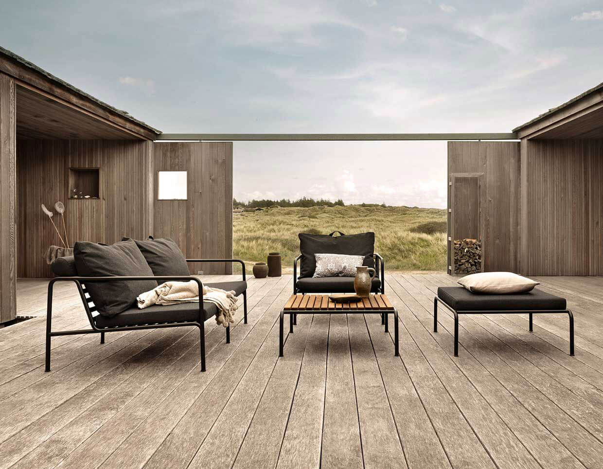Ferienhaus mit Holzterasse und Houe Avon Lounge Möbeln, Ausblic auf die grünen Wiesen